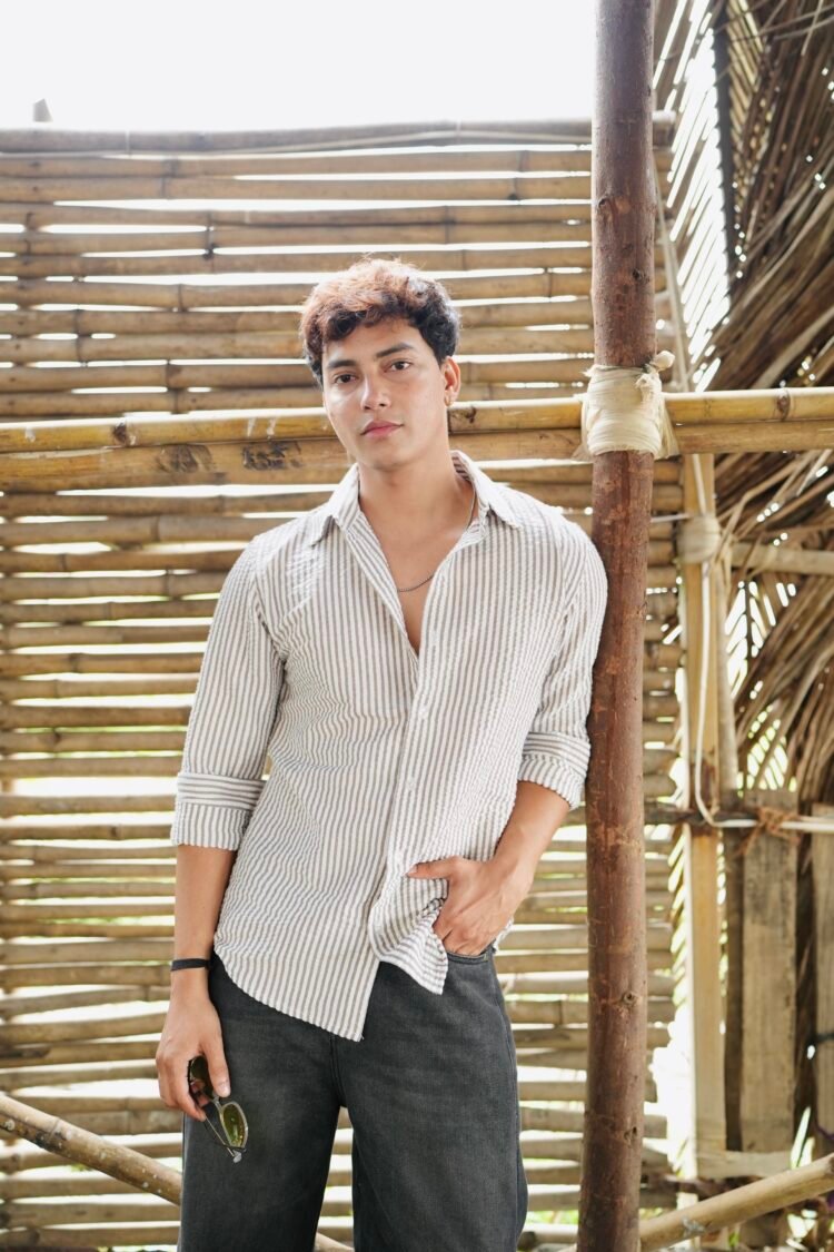 WHITE & BEIGE VERTICAL STRIPED F/S POPCORN SHIRT